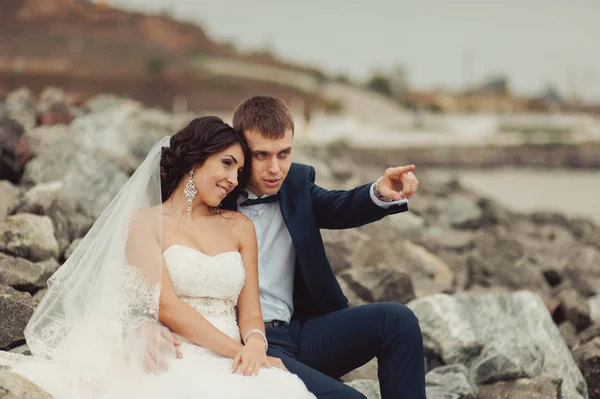 Schönes Hochzeitspaar auf einem Spaziergang am Wasser — Stockfoto
