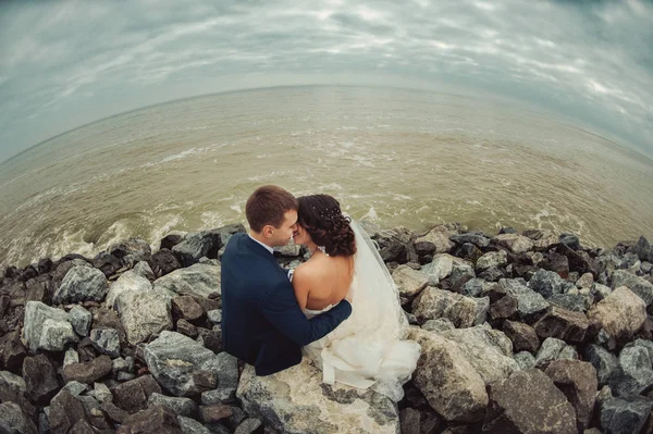 Beau couple de mariage sur une promenade près de l'eau — Photo