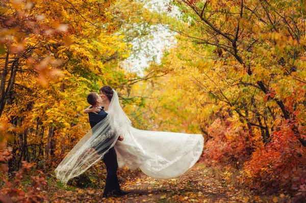 Matrimonio coppia su una passeggiata nel parco autunnale — Foto Stock