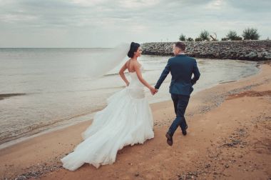 Güzel gelin ve damat çift düğünde yürüyüş