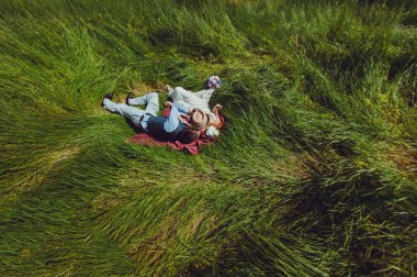 Güzel gelin ve damat çift düğünde yürüyüş