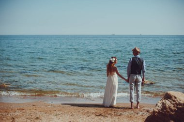 Güzel gelin ve damat çift düğünde yürüyüş
