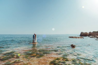 Güzel gelin ve damat çift düğünde yürüyüş