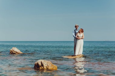 Güzel gelin ve damat çift düğünde yürüyüş