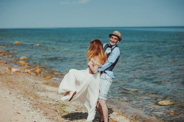 Güzel gelin ve damat çift düğünde yürüyüş