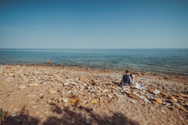 Güzel gelin ve damat çift düğünde yürüyüş