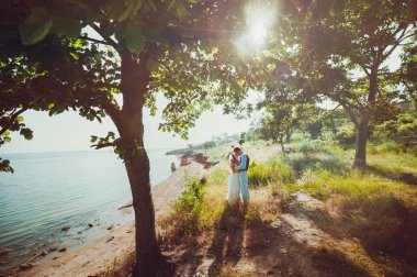 Güzel gelin ve damat çift düğünde yürüyüş