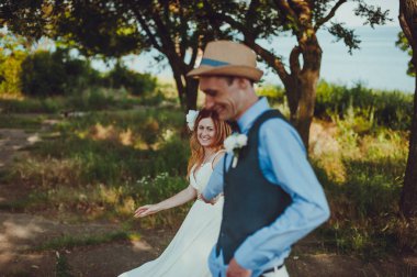 Güzel gelin ve damat çift düğünde yürüyüş