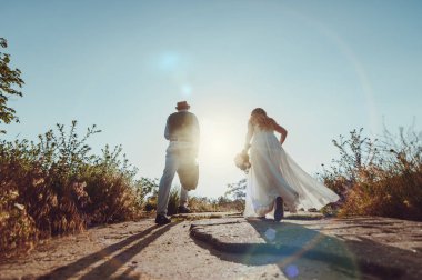 Güzel gelin ve damat çift düğünde yürüyüş