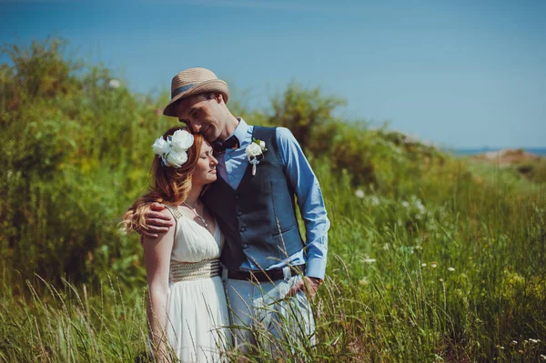 Prachtige bruid en bruidegom paar wandelen op de bruiloft — Stockfoto