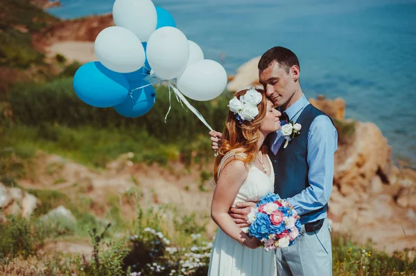 Hermosa novia y novio pareja caminando en la boda —  Fotos de Stock