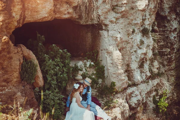 Linda noiva e noivo casal andando no casamento — Fotografia de Stock