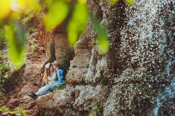 Linda noiva e noivo casal andando no casamento — Fotografia de Stock