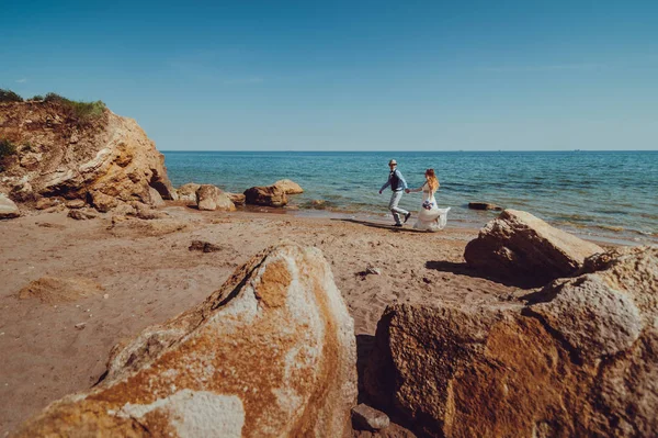 Vackra bruden och brudgummen par promenader på bröllopet — Stockfoto