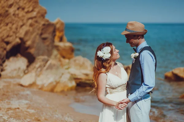 Schönes Brautpaar bei der Hochzeit — Stockfoto