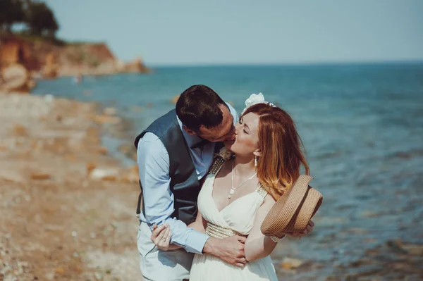 Beau couple de mariés marchant au mariage — Photo