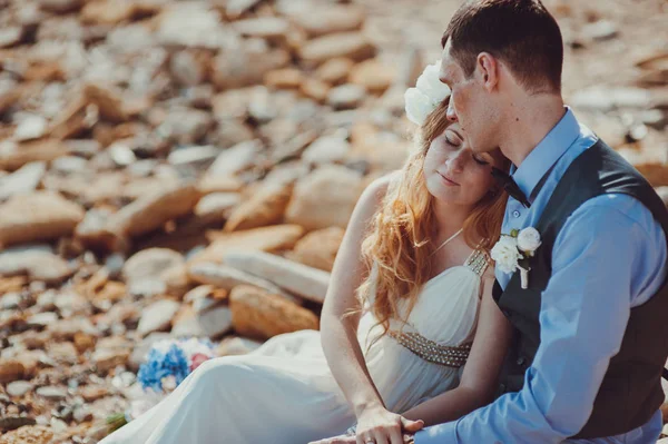 Hermosa novia y novio pareja caminando en la boda —  Fotos de Stock