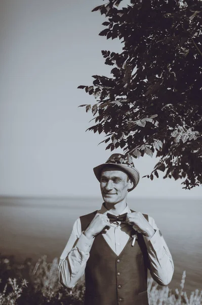 Retrato del novio en un paseo del día de la boda — Foto de Stock