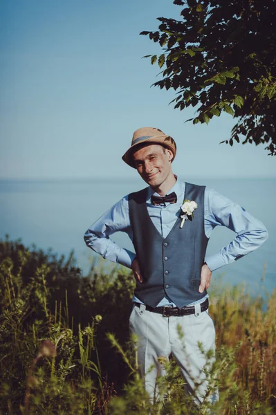 Retrato del novio en un paseo del día de la boda —  Fotos de Stock