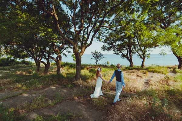 아름 다운 신부와 신랑 커플 결혼식에서 산책 — 스톡 사진