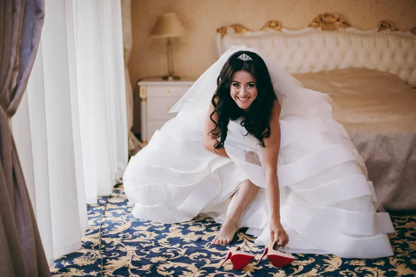 Menyasszony cipőt hord egy esküvő napján — Stock Fotó