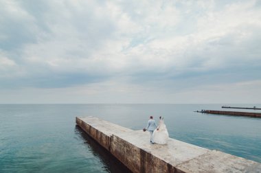 Güzel gelin ve damat çift düğünde yürüyüş