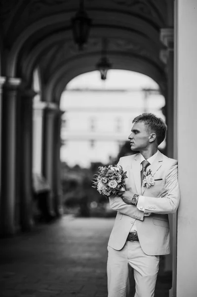Portrét ženicha na svatební den chůze — Stock fotografie