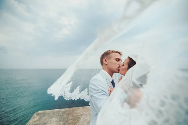 Hermosa novia y novio pareja caminando en la boda —  Fotos de Stock