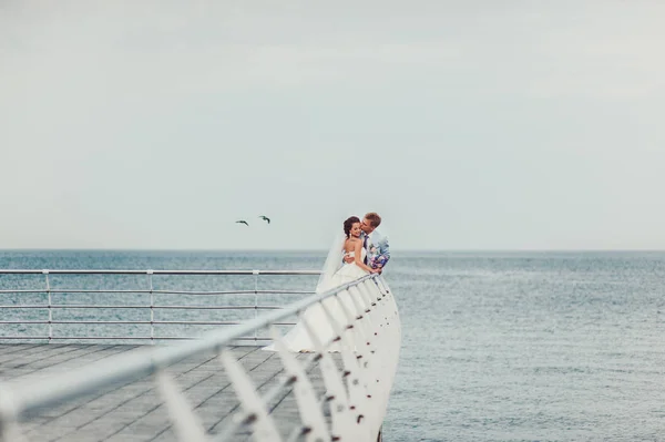 Beautiful bride and groom couple walking at the wedding — Stock Photo, Image