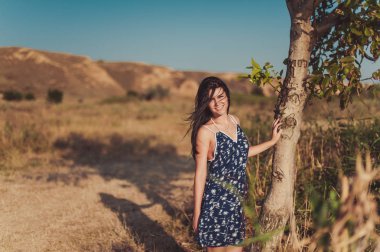 Doğada uzun saçlı güzel esmer kız