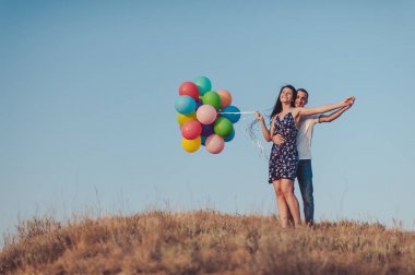 Baloons ile doğada yürüyüşe aşık Çift