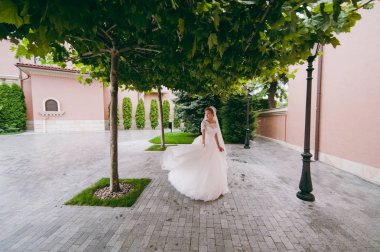 Düğün gününde güzel bir gelin portresi