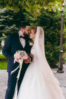 Güzel gelin ve damat çift düğünde yürüyüş