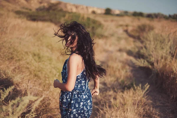 Mooie brunette meisje met lange haren in de natuur — Stockfoto