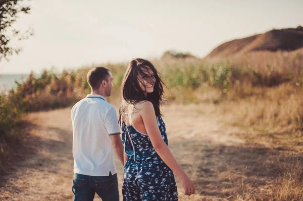 Par i kärlek för en promenad i naturen — Stockfoto