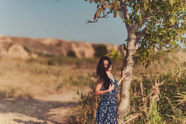 Vackra brunett tjej med långt hår i naturen — Stockfoto
