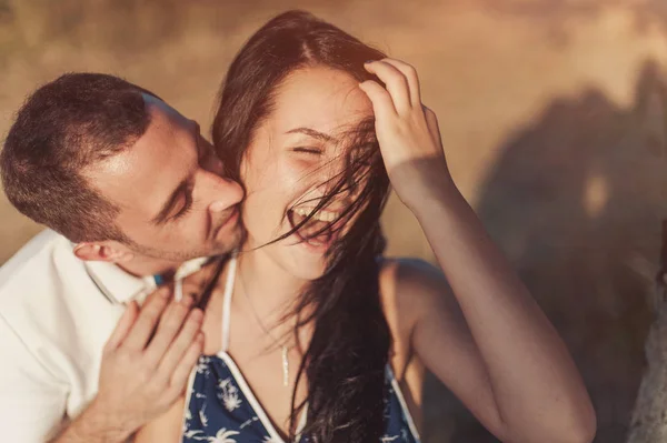 Par i kärlek för en promenad i naturen — Stockfoto