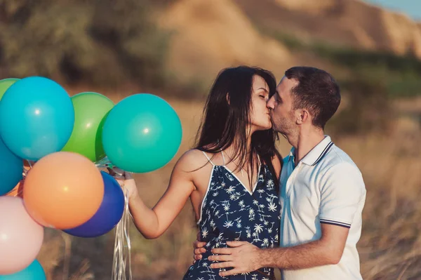 Pareja enamorada para un paseo en la naturaleza con globos —  Fotos de Stock