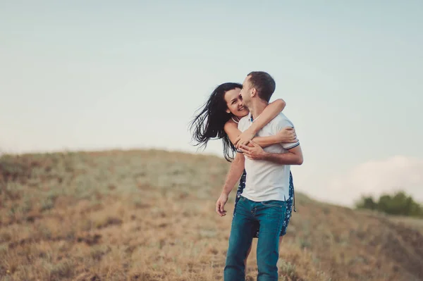 Par i kärlek för en promenad i naturen — Stockfoto