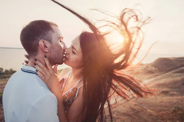 Casal apaixonado por um passeio na natureza — Fotografia de Stock