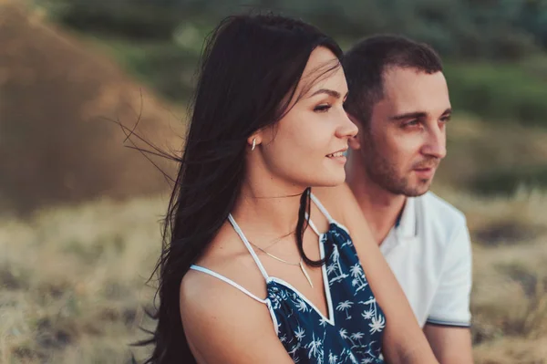 Paar in liefde voor een wandeling in de natuur — Stockfoto