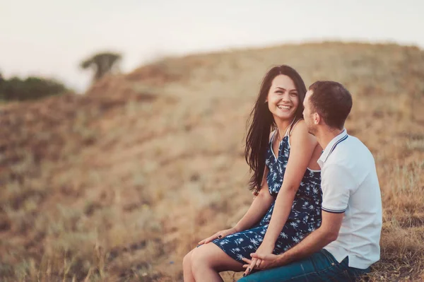 Par i kärlek för en promenad i naturen — Stockfoto