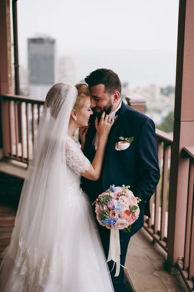 Linda noiva e noivo casal andando no casamento — Fotografia de Stock