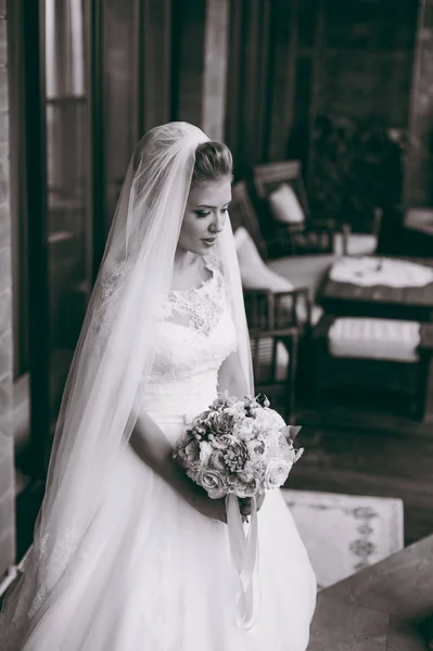 結婚式の日に美しい花嫁の肖像画 — ストック写真