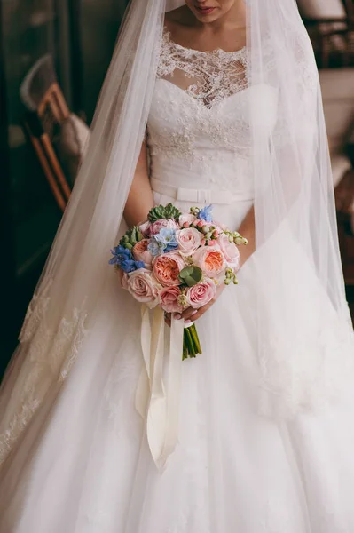 Retrato de una hermosa novia en el día de la boda — Foto de Stock