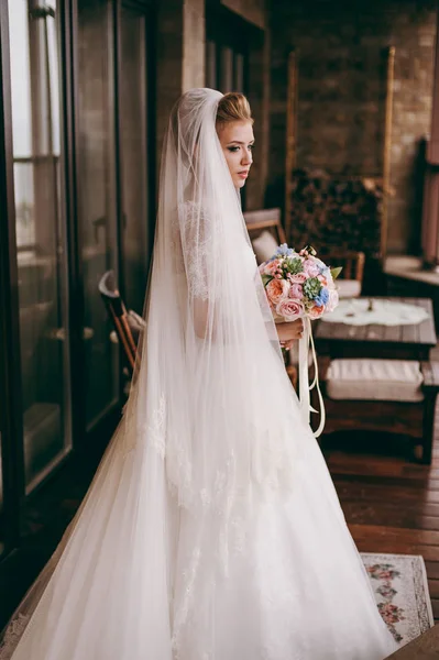 Retrato de uma bela noiva no dia do casamento — Fotografia de Stock