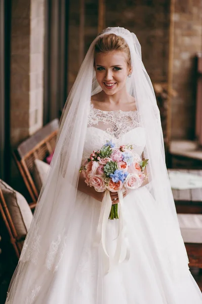 Retrato de uma bela noiva no dia do casamento — Fotografia de Stock