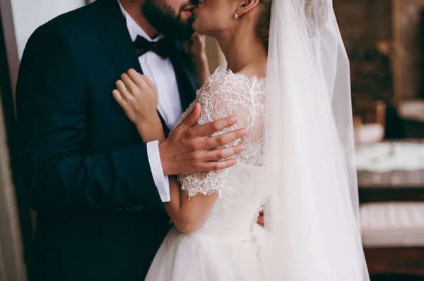 Linda noiva e noivo casal andando no casamento — Fotografia de Stock