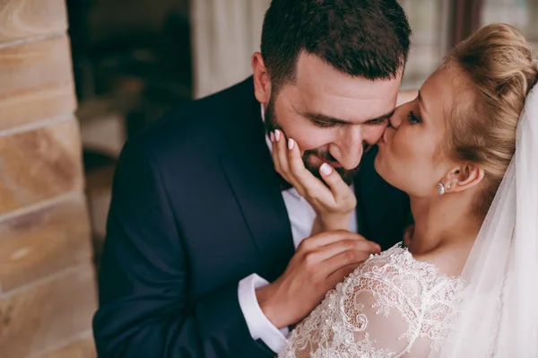 Güzel gelin ve damat çift düğünde yürüyüş