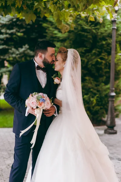 Linda noiva e noivo casal andando no casamento — Fotografia de Stock